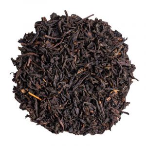 "Une poignée de feuilles de thé noir Lapsang Souchong biologique, aux arômes fumés uniques et aux propriétés antioxydantes et anti-inflammatoires pour une infusion riche et bénéfique pour la santé."