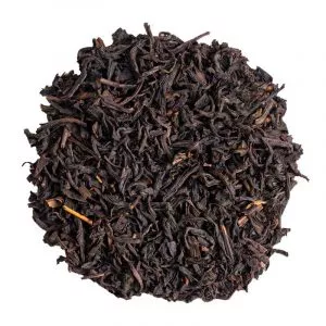Feuilles de thé noir fumé bio Lapsang Souchong.