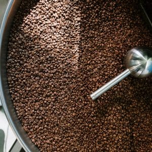 Gros plan sur les grains de Café Naturel Colombie – texture luisante et arômes intenses