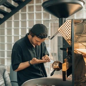 Torréfacteur artisanal de la Brûlerie de Bernay préparant le café Mysore pour le salon de thé Célestea, au Neubourg en Normandie