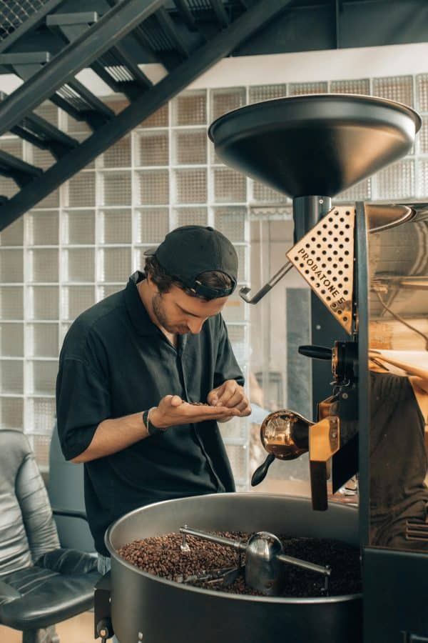 Torréfacteur artisanal de la Brûlerie de Bernay préparant le café Mysore pour le salon de thé Célestea, au Neubourg en Normandie