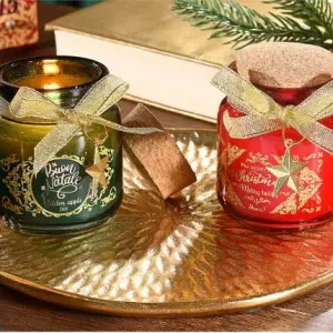 Bougies de Noël parfumées Celes’Tea sur plateau doré – senteurs pomme dorée et fruits rouges – ambiance cocooning et décor de fêtes au salon de thé du Neubourg (Eure, Normandie).