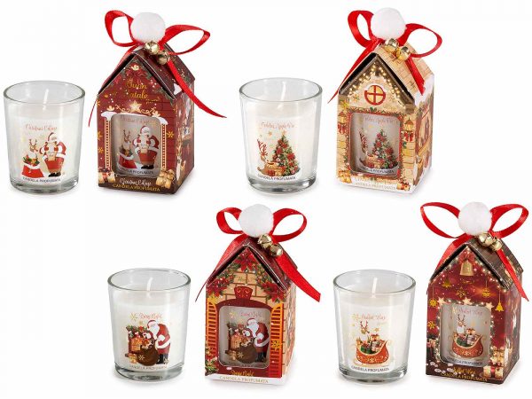 Bougies de Noël parfumées Celes’Tea sur table festive – coffrets maisons décorés et bougies en verre – ambiance cocooning du salon de thé du Neubourg (Normandie).