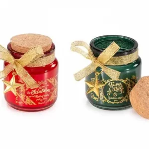 Bougies de Noël parfumées Celes’Tea – pot en verre rouge senteur fruits rouges et pot vert senteur pomme dorée, décorés d’un ruban doré et bouchon liège – ambiance festive au salon de thé du Neubourg (Eure, Normandie).