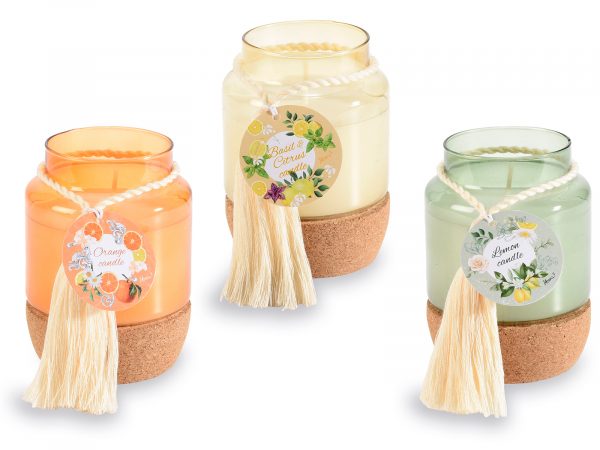 Bougies parfumées Celes’Tea en pot de verre avec base en liège et pompon décoratif – senteurs Orange, Citron et Basilic – ambiance naturelle et raffinée du salon de thé du Neubourg (Normandie).