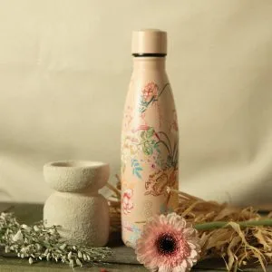 Bouteille isotherme Bali 500 ml Celes’Tea – design floral exotique, double paroi inox – accessoire durable du salon de thé du Neubourg (Normandie).
