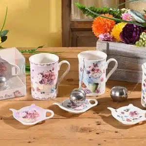 Ensemble tasse à thé 300 ml Celes’Tea – porcelaine florale avec infuseur et soucoupe – accessoire raffiné du salon de thé du Neubourg (Normandie).