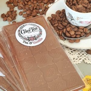 Tablettes de chocolat artisanales Celes’Tea – ambiance cocooning et gourmande, à déguster avec thé ou café maison.
