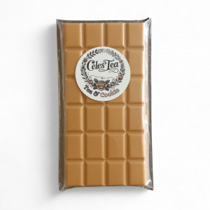 Tablette de chocolat blanc caramel Celes’Tea – douceur fondante et saveur gourmande – produit artisanal du salon de thé du Neubourg (Normandie).