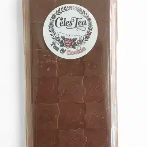 Tablette de chocolat au lait Celes’Tea – éclats de nougatine croustillants – fabrication artisanale à Celes’Tea (Le Neubourg, Normandie).