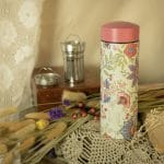 Théière isotherme Bohemian 350 ml Celes’Tea – design floral romantique, inspiration bohème – accessoire du salon de thé du Neubourg (Normandie).