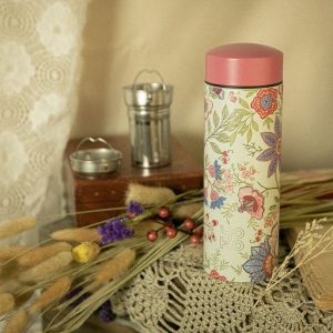 Théière isotherme Bohemian 350 ml Celes’Tea – design floral romantique, inspiration bohème – accessoire du salon de thé du Neubourg (Normandie).