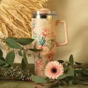 Travel mug isotherme Bali 1,2 L Celes’Tea – mug floral XL beige rosé avec couvercle et poignée – accessoire du salon de thé du Neubourg (Normandie).