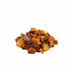 Gros plan sur les morceaux de fruits de l’infusion Verger Doré Celes’Tea – pomme, ananas, papaye et poire